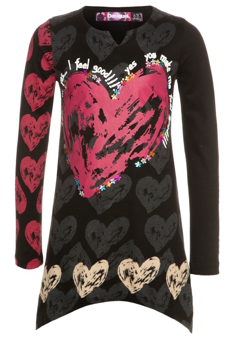 Czarna koszula z długim rękawem z dużym, zniszczonym czerwonym sercem, mniejszymi szarymi i beżowymi sercami oraz napisem "tak, sprawiasz, że czuję się dobrze!!!" otaczającym główne serce.