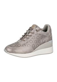 Zapatillas de deporte gris claro con diseño floral perforado, parte superior texturizada, cordones planos, collar acolchado y un tacón cuña con una suela blanca.