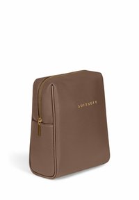 Bruine leren cosmetica tas met een gestructureerde vorm, gouden ritsbeslag en het geëmbosste merknaam "SUITSUIT" op de voorkant.
