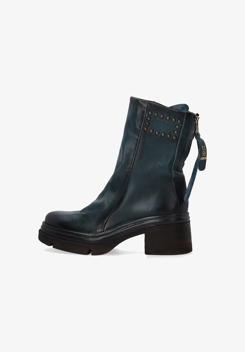 Tyrkysová kožená kotníková obuv s robustním podpatkem, dekorativními hřeby na vršku a zipovým uzavřením. Hladká textura s kulatou špičkou.