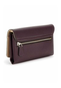 Pochette portefeuille violet foncé avec une surface texturée, un compartiment zippé à l'avant, et une fermeture éclair ainsi que des accents de couleur or.