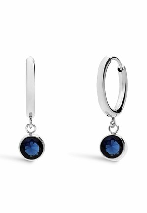Zilveren oorringen met een hangende ronde blauwe edelsteen, facetteert voor glans, met een zachte afwerking en een minimalistisch ontwerp.