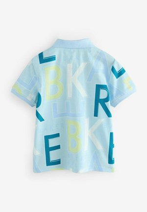 Kurze Ärmel Poloshirt aus hellblauem Stoff, mit großen, auffälligen Buchstaben in Türkis, Grün und Weiß, versehen mit einem klassischen Kragendesign.