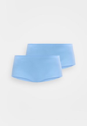 Δύο γυναικεία μπόξερ από ανοιχτό μπλε βαμβάκι, επίπεδα τοποθετημένα σε λευκό φόντο.