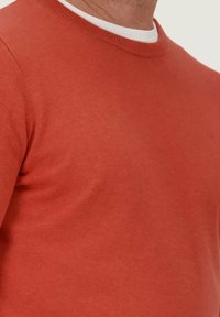 Rode ronde hals trui van een zachte, gestructureerde brei-stof, met een geribde halslijn en een casual pasvorm. Geen zichtbare logo's of patronen.