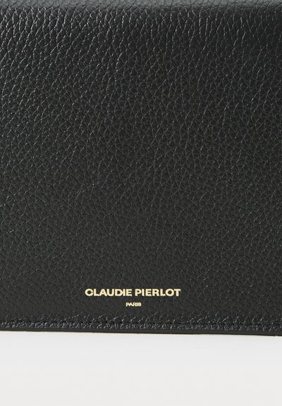 Melnas teksturētas ādas maks ar zelta iespiedumu "CLAUDIE PIERLOT PARIS" apakšējā priekšpusē. Kompakts dizains, gluda iekšējā apdare.