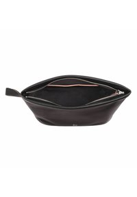 Pochette en cuir noir avec une texture lisse, fermeture éclair et une seule anse. L'intérieur est doublé d'une couleur contrastante.