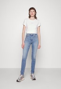 Calvin Klein MICRO biały