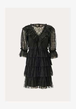 Robe en dentelle noire avec des manches trois-quarts, des volants en cascade et un décolleté en V. Présente un motif de dentelle texturé sur l'ensemble.