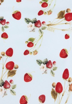 Witte stof met verspreide, realistische rode aardbeien, groene bladeren, kleine witte bloemen en bruine stelen die een natuurlijk patroon vormen.