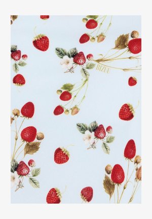 Biały materiał z rozsianymi realistycznymi czerwonymi truskawkami, zielonymi liśćmi, małymi białymi kwiatami i brązowymi łodygami tworzącymi naturalny wzór.