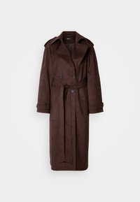 Cappotto trench in suede marrone con un davanti doppiopetto, ampio colletto, vita con cintura e tasche laterali. Presenta polsini con bottoni e una texture liscia.