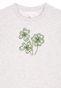 Grijze T-shirt met korte mouwen, voorzien van een groene omtrek van drie klavertjes met gedetailleerde schaduwen en structuren op de voorkant.