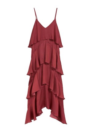 Vestido rojo sin mangas con tirantes finos y detalles de volantes asimétricos en capas sobre un fondo blanco liso.