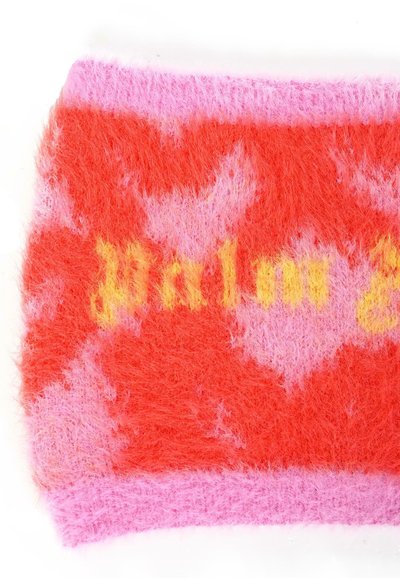 Tessuto rettangolare morbido con una sfumatura di rossi, rosa e arancioni; presenta un motivo testuale giallo. Texture soffice con un aspetto peloso.