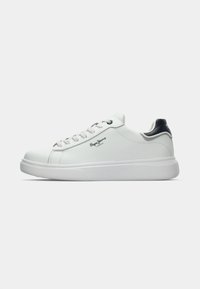 Adidași albi cu vârf jos, cu accente negre pe toc, șireturi albe și logo-ul "Pepe Jeans London" pe lateral, prezentați în profil pe un fundal alb.