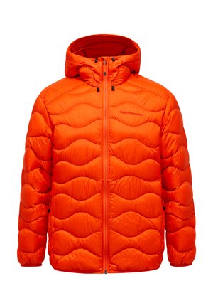 Heldere oranje doorgestikte donsjas met capuchon, voorrits en subtiel merklogo op de borst, ontworpen voor koud weer.