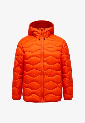 Heldere oranje doorgestikte donsjas met capuchon, voorrits en subtiel merklogo op de borst, ontworpen voor koud weer.