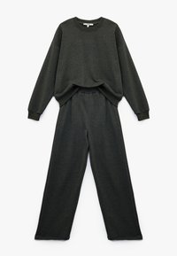 Mørkegrå sweatshirt og matchende sweatpants, begge lavet af blødt stof. Sweatshirten har en løs pasform og ribbede manchetter, mens bukserne er brede.