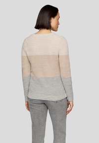Strickpullover mit einem horizontalen Dreifarbendesign in Beige, Taupe und Hellgrau. Strukturiertes Gewebe mit rundem Halsausschnitt und langen Ärmeln.