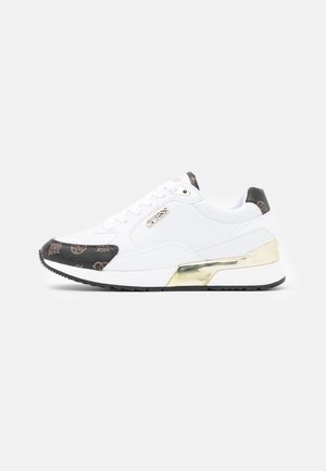 Witte sneakers met zwarte leren accenten, voorzien van een logodetail, gouden metallic hak en een gestructureerde zool.