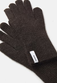 Bruine gebreide handschoenen van zachte wol, met een gestructureerd oppervlak en een wit stoffen label met de tekst "SAMSOE." Vijfvinger ontwerp.