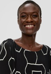 s.Oliver BLACK LABEL MIT PLISSEEFALTEN - Freizeitkleid - schwarz