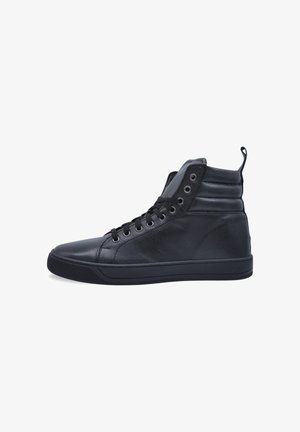 Zwarte leren hoge sneakers met een gladde textuur, voorzien van een ronde neus, veters aan de voorkant en een gevoerde kraag voor ondersteuning.