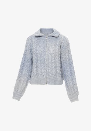 Vaaleansininen neulecardigan, jossa on vetoketjusuljenta, röyhelökaulus ja letitetty rakenne; mukana myös pudotetut olkapäät ja lyhyt malli.