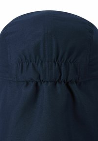 Cappello in tessuto navy con banda elastica arricciata sul retro, caratterizzato da una superficie liscia e cuciture ordinate lungo le cuciture.