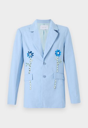 Blazer azul claro hecho de tela, con aplicaciones florales decorativas en piedras preciosas azules y verdes. Dos bolsillos frontales y cierre de un solo botón.