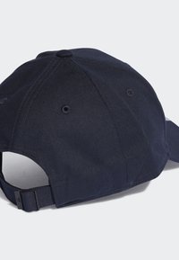 Casquette bleu marine en coton, avec un design structuré, une sangle ajustable et des trous de ventilation. Texture lisse avec un minimum de marquage.