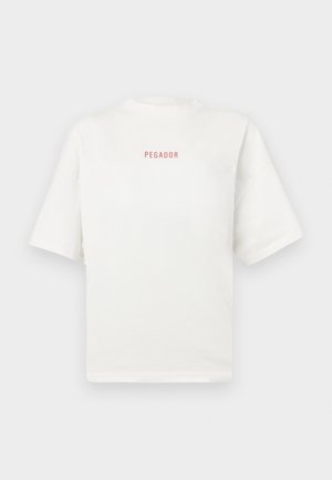 T-shirt en coton blanc avec un col rond et des manches courtes. Présente un petit logo rouge "PEGADOR" à l'avant. Texture douce, coupe décontractée.