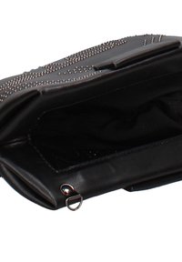 Borsa a tracolla in pelle nera con texture borchiata sulla parte anteriore, caratterizzata da un accento in metallo a forma di anello e un interno aperto con rivestimento nero.