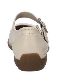 Sandalia de cuero beige con una correa ajustable, un respaldo redondeado y una suela marrón texturizada. Diseño simple sin patrones visibles.