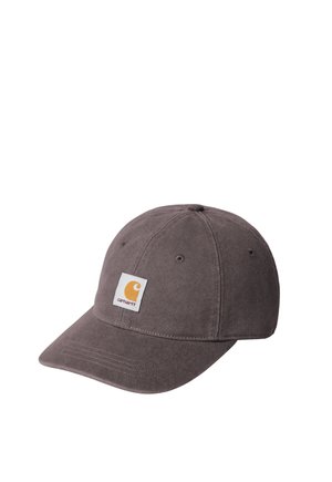 Brązowa czapka baseballowa Carhartt z zakrzywionym daszkiem i małą prostokątną naszywką z logo na przednim panelu.