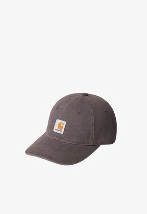 Brązowa czapka baseballowa Carhartt z zakrzywionym daszkiem i małą prostokątną naszywką z logo na przednim panelu.