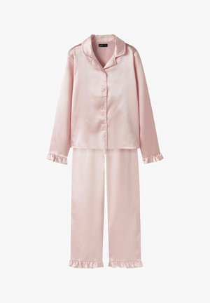 Ensemble de pyjama en satin rose comprenant un haut à manches longues à boutons avec col et poignets à volants, associé à un pantalon loose assorti aux ourlets volants.