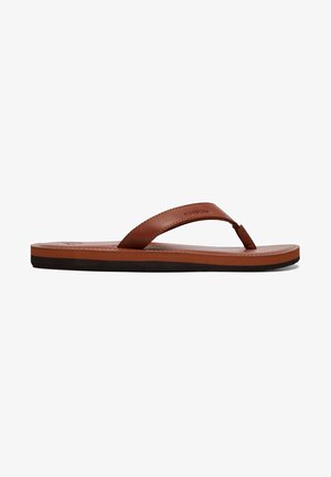 Braune Lederflip-Flops mit einem strukturierten Riemen, einer gepolsterten Innensohle und einer schwarzen Gummisohle. Seitenansicht, die das schlanke Design hervorhebt.