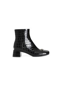 Stivaletto nero in pelle verniciata lucida con texture crocodile, punta quadrata e tacco a blocco. Presenta un dettaglio in acciaio dorato.
