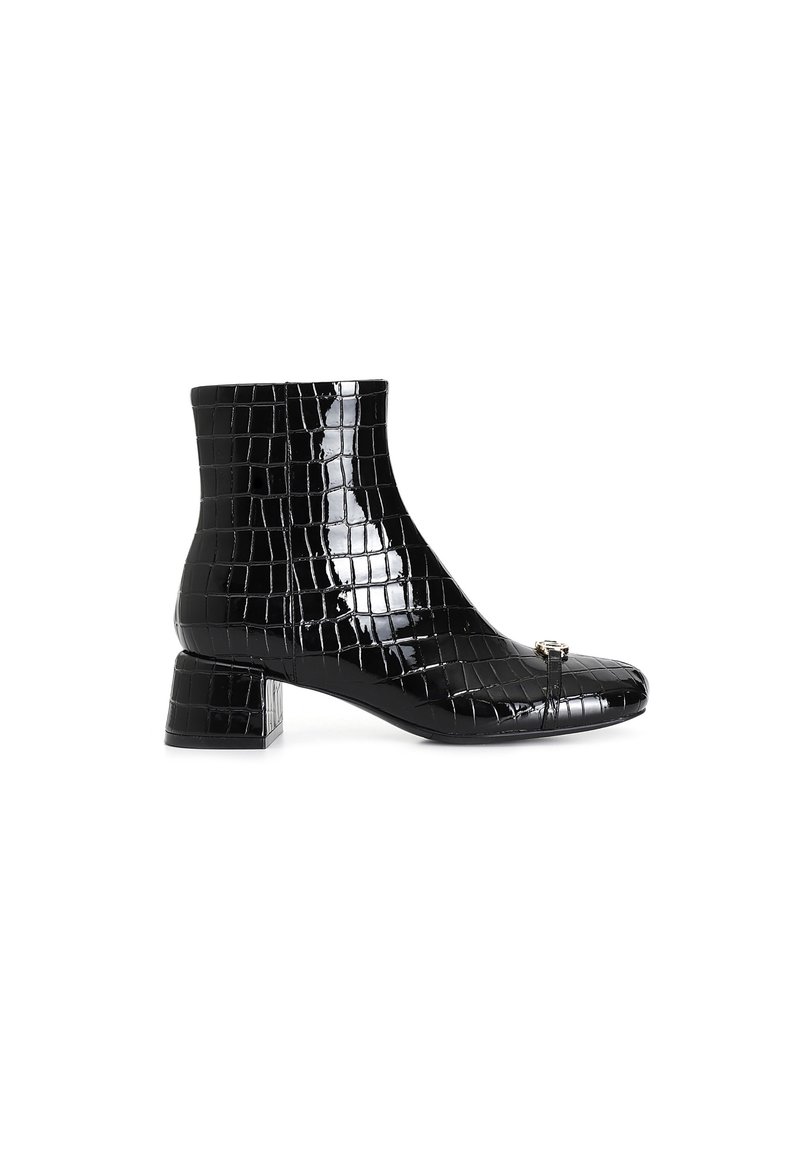 Stivaletto nero in pelle verniciata lucida con texture crocodile, punta quadrata e tacco a blocco. Presenta un dettaglio in acciaio dorato.