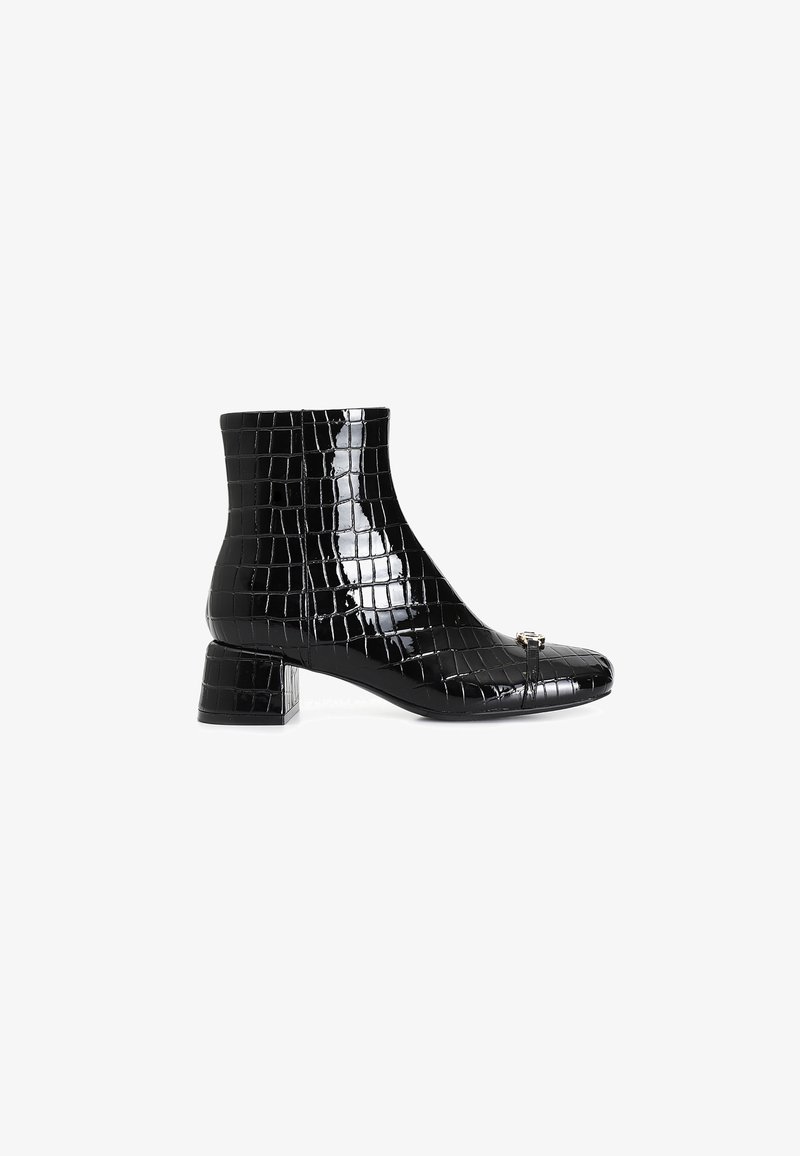 Stivaletto nero in pelle verniciata lucida con texture crocodile, punta quadrata e tacco a blocco. Presenta un dettaglio in acciaio dorato.