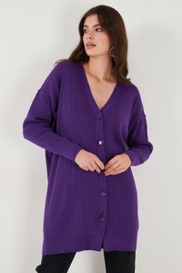 Lila ribbad kofta med V-hals, långa ärmar och fem stora knappar fram. Mjuk textur, knälång design.