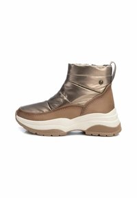 Botas acolchadas marrones con un material superior brillante, acentos de cuero texturizado, una mediasuela blanca y una lengüeta en la parte posterior. Suela de goma con agarre.