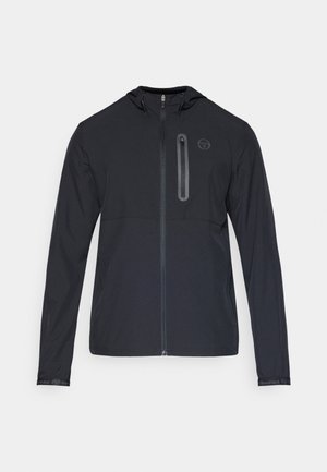 Černá lehká bunda s předním zipem, kapucí a elegantním designem. Má malou náprsní kapsu a detail s logem na levém rukávu.