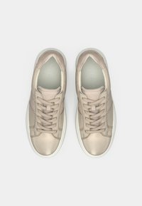 Ζευγάρι μπεζ αθλητικά παπούτσια με κορδόνια, λευκές σόλες, μαλακά επενδυμένους γιακάδες και τη σήμανση "GABOR" στο εσωτερικό των παπουτσιών.