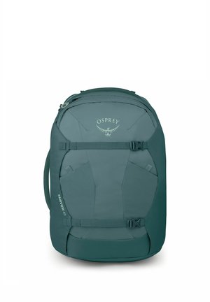 Mochila de viaje Teal Osprey Fairview 40 con dos correas de compresión delanteras y asa lateral sobre fondo blanco.