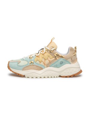 Sneaker chunky con pannelli in camoscio beige, azzurro chiaro e crema, lacci bianchi, suola spessa bianca texturizzata e suola esterna in gomma marrone.