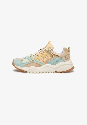 Sneaker chunky con pannelli in camoscio beige, azzurro chiaro e crema, lacci bianchi, suola spessa bianca texturizzata e suola esterna in gomma marrone.