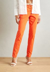 Esprit - MIT GÜRTEL - Chino - bright orange Miniatuurafbeelding 1